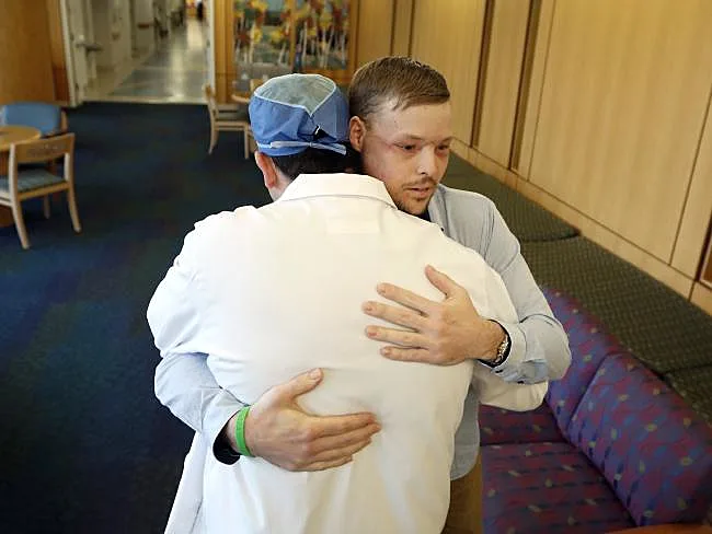 סנדרס מודה למנתח שהחזיר את החיוך לפניו