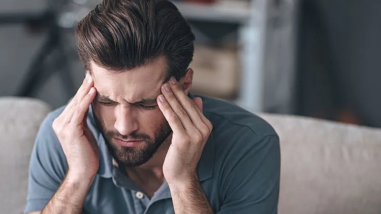 כאב ראש כרוני הנובע ממתח הם נדירים, ולרוב משוייכים לפציעות בצוואר או בראש.