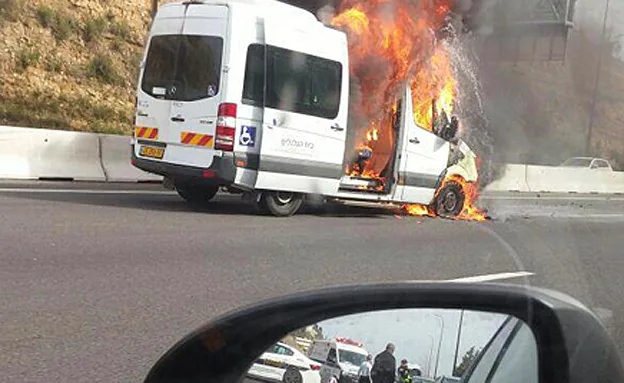 רכב ההסעות עולה בלהבות