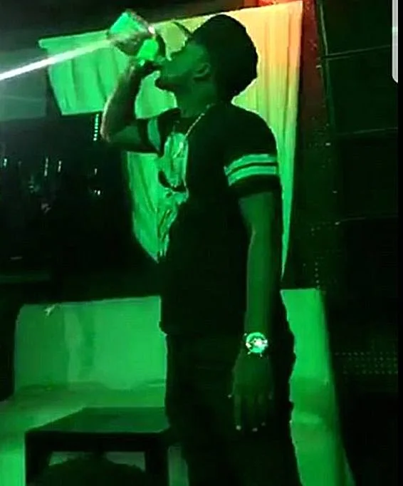 הבחור שותה את בקבוק הטקילה