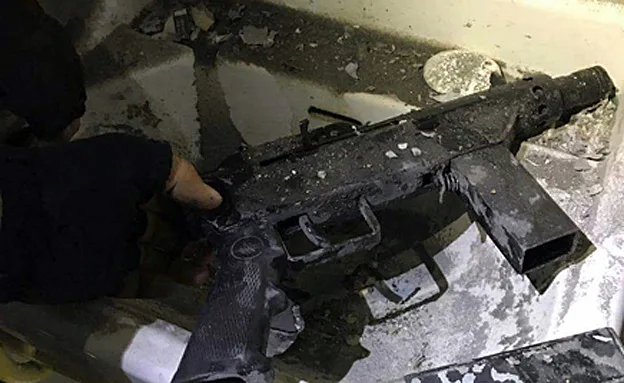 נשק שנתפס בפשיטה על בית המבוקש