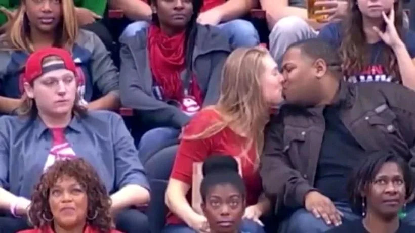 הבחורה התנשקה עם הגבר הזר לצידה