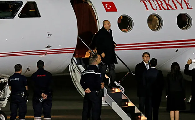 שר החוץ הטורקי נוחת בצרפת