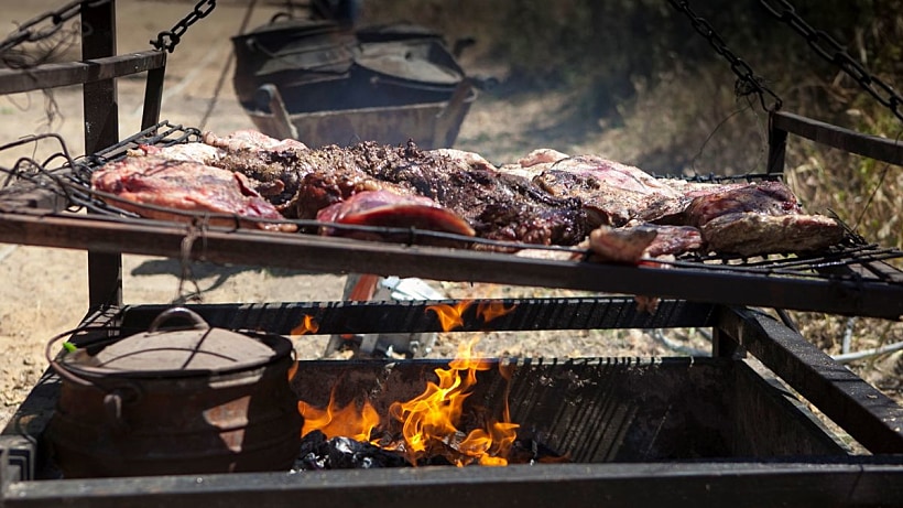 קרקס על גחלים בשר על האש, מנגל
