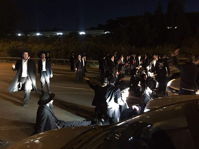 חרדים חוסמים את כביש 20