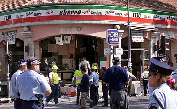 זירת הפיגוע בסבארו ב-2001