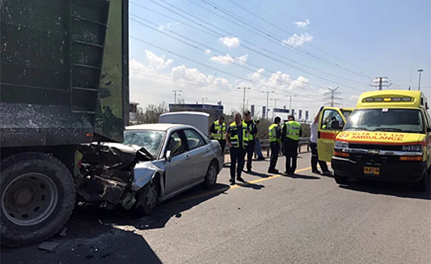 הרכב התנגש במשאית שעמדה בשולי הדרך