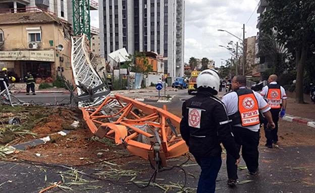 קריסת מנוף ברמת גן, החודש