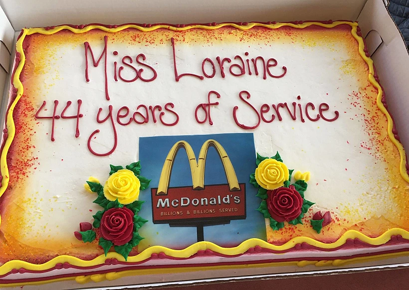 עוגה שקיבלה לרגל 44 שנות עבודה ברשת