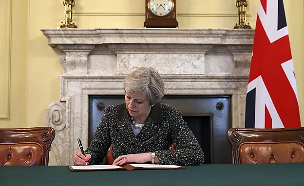 תרזה מיי, מיי חותמת על המסמך