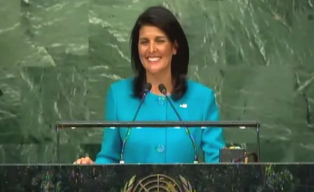 היילי נואמת בכנס, הערב