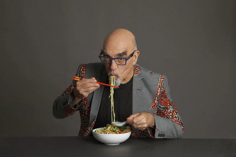 ישראל אהרוני ברגע אינטימי עם הראמן שלו