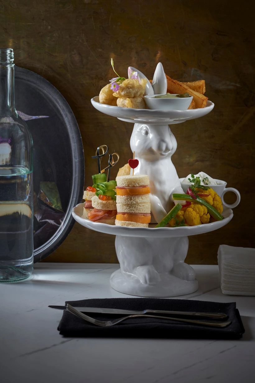 שעת תה אנגלית באינטרפרטציה קצת אחרת. הבאטלר