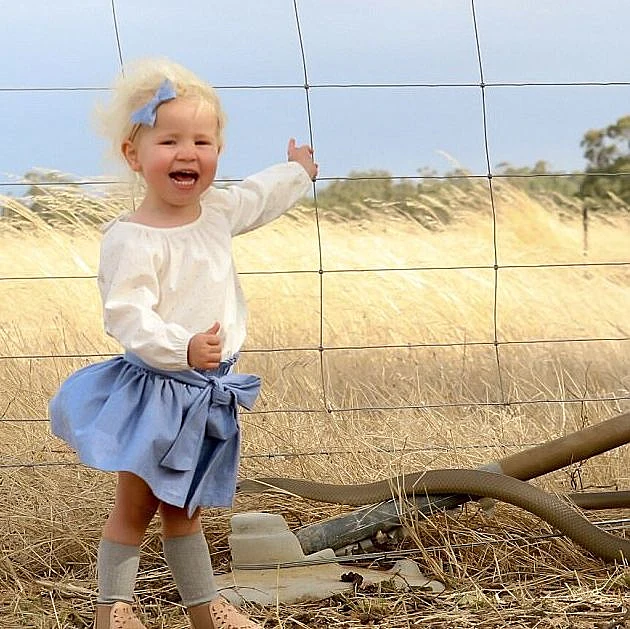 מולי מצטלמת לצד הנחש המסוכן