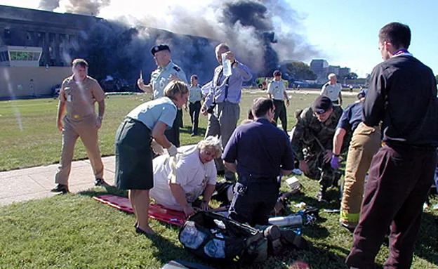 מטפלים בפצועיםה