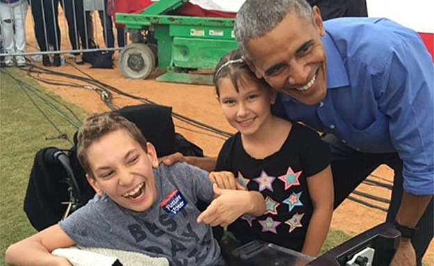 נשיא ארה''ב לשעבר ברק אובמה עם ילדים עם א