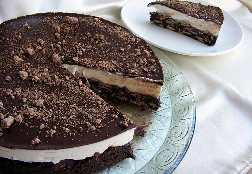 עוגת שוקולד וופלים וקצפת