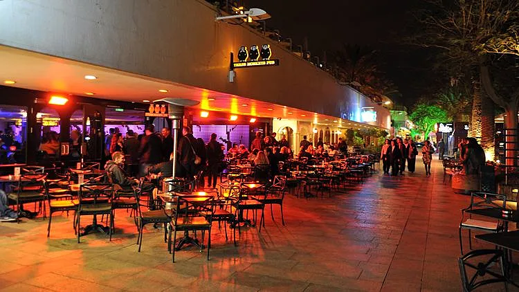 עושים פה שמח. המאנקיז