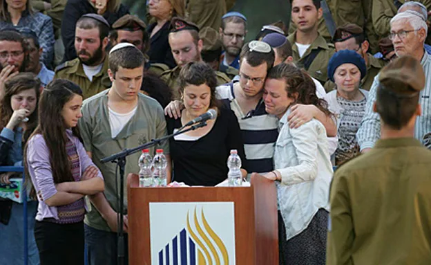 אחיו של אלחי לצד קברו