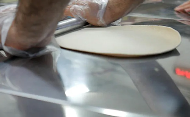 מרדדים את הבצק לצורת המצה העגולה