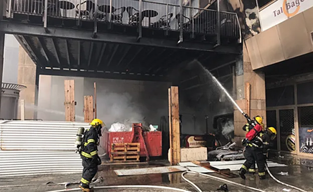 כוחות כיבוי פועלים במקום