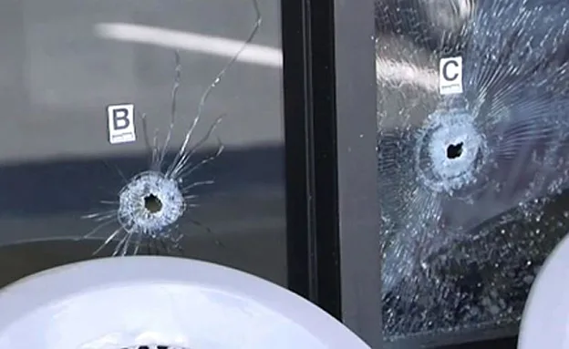 חלון הראווה לאחר הירי