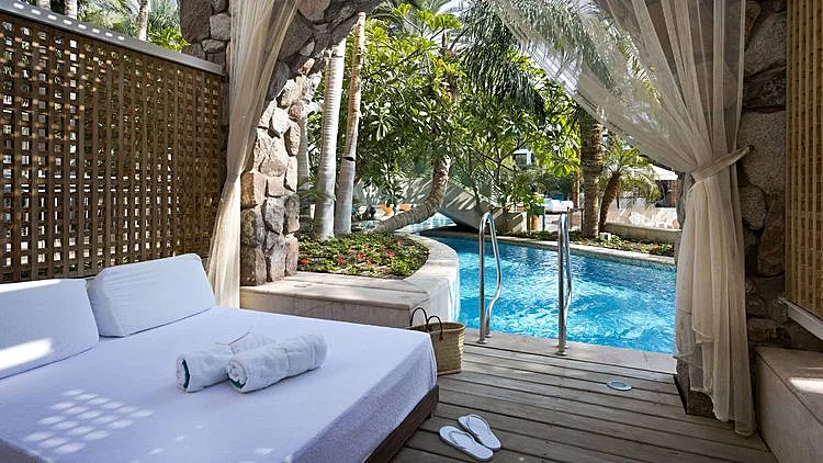 כל חדר בקומת הקרקע פונה אל הבריכה (צילום: רוני בלחסן)