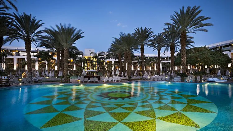 בריכה גדולה שמתפצלת בין החדרים ומדמה חוף פרטי (צילום: רוני בלחסן)