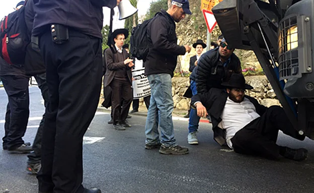 חרדים חוסמים את הכבישים בירושלים
