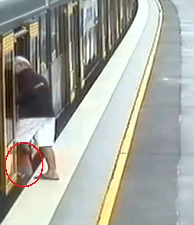 רגע הנפילה בין הרציף לרכבת