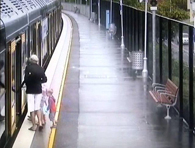 הילד בעת העלייה לרכבת עם סבו וסבתו