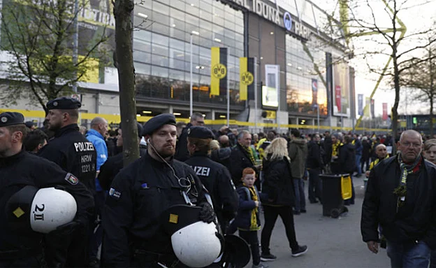 שוטרים מאבטחים את האצטדיון בדורטמונד