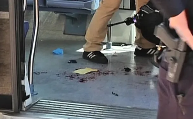 קרון הרכבת לאחר הדקירה<