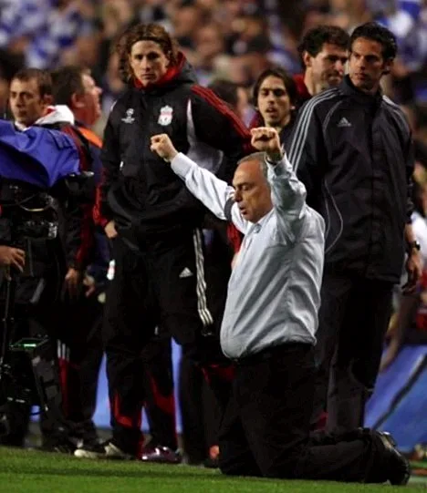 אברם גרנט חוגג את העלייה לגמר, בניון משקיף