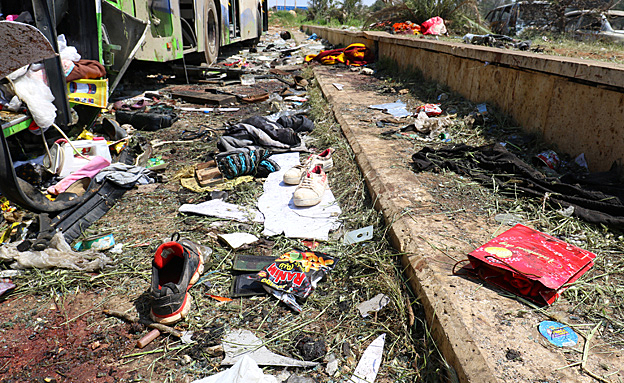 חלקי גופות וחפצים עדיין ושלכים לצד האוטו