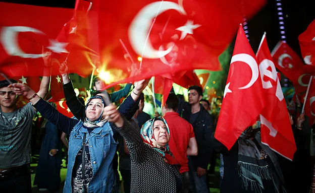 ניצחון ברוב דחוק של 51.3%