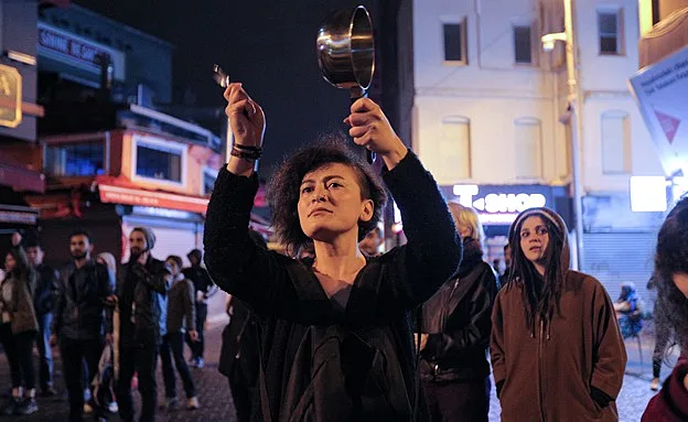 מוחים עם מחבתות. מפגינים באיסטנבול