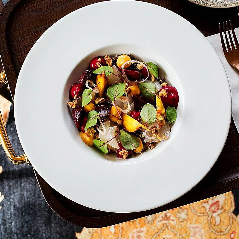 משתמש בחומרי גלם מקומיים ממשקים אורגניים שמגדלים ירקות ופירות