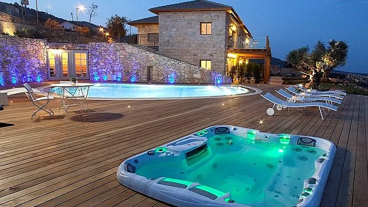 בריכה השוכנת במפלס פתוח אל מול הנוף המרהיב של הכנרת והרי הגליל. תמרין סוויטות בוטיק