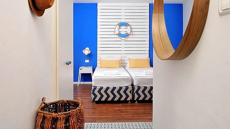 הרימו עוגן. מבט לחדר השינה