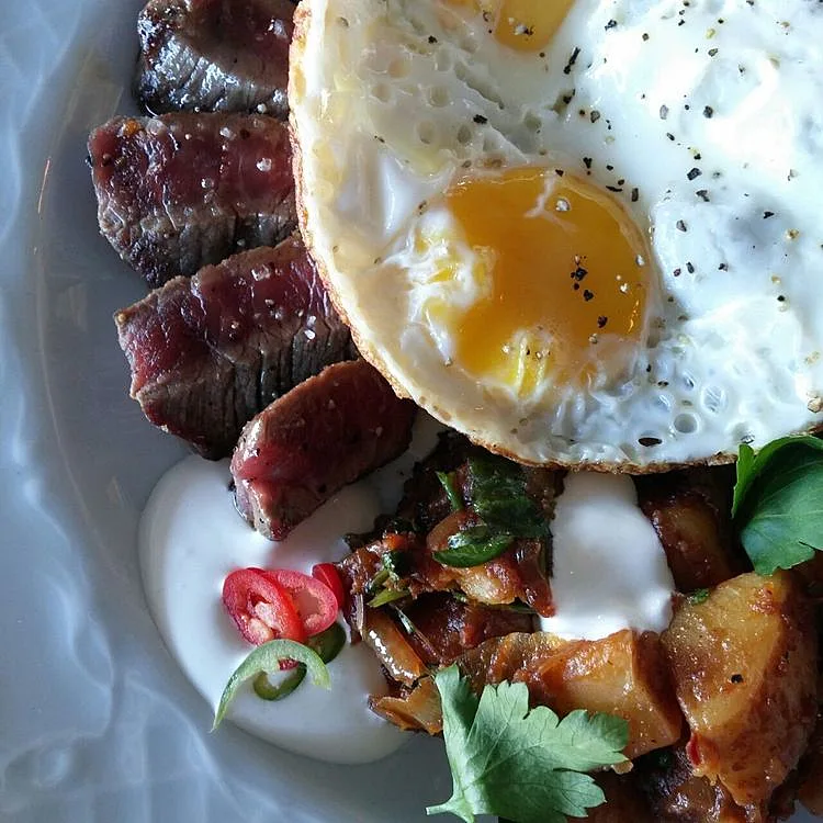 ארוחות בוקר מסביב לעולם בלב רחוב הירקון. סלבה וידה