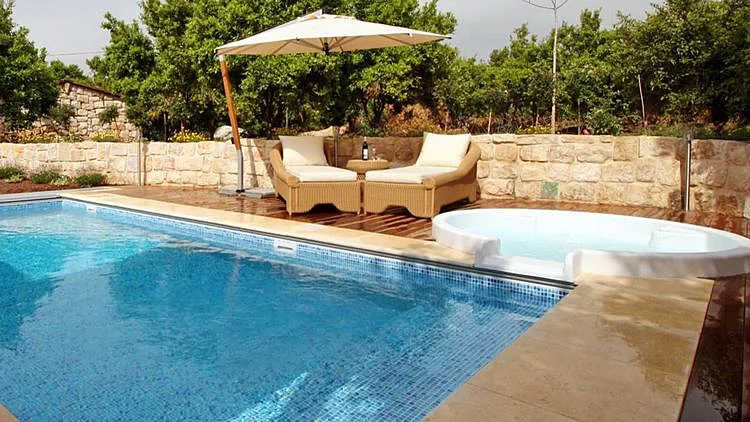 בריכה פרטית בין עצי היער. פנחס וגסטון, מושב לימן