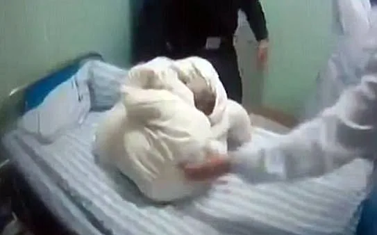 התינוקת הגיעה לבית החולים עטופה בסדין