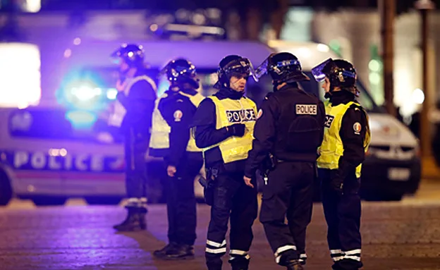 ''השוטר נורה כשישב ברכב''