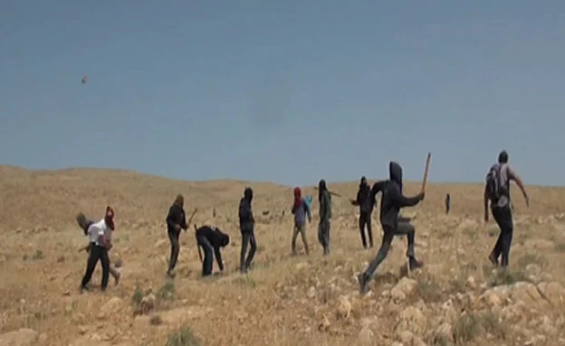 מתנחלים תוקפים פעילי שמאל ליד יריחו