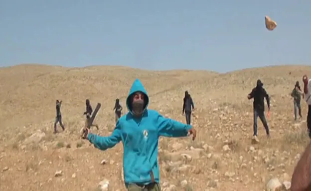 מתנחלים תוקפים פעילי שמאל ליד יריחו