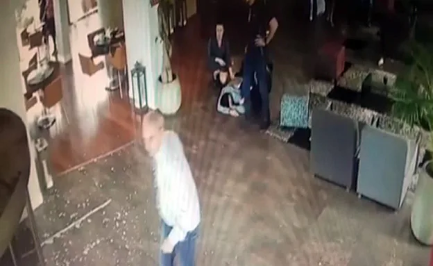 הזכוכיות בלובי לאחר הפיגוע