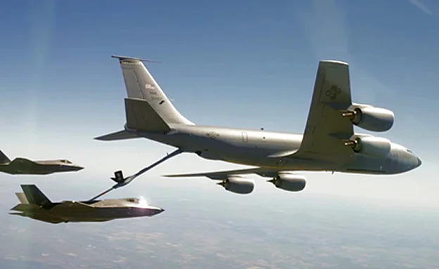 מטוסי החמקן באימון תדלוק אווירי