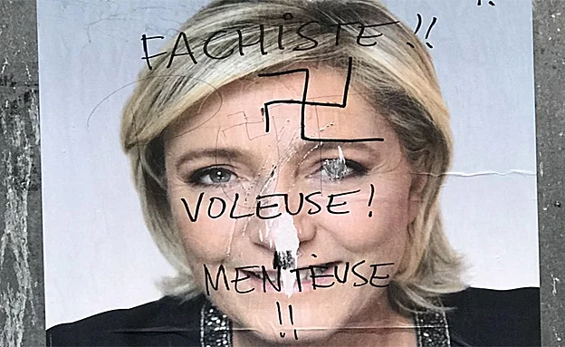 צלב קרס על שלטי פרסום של לה פן