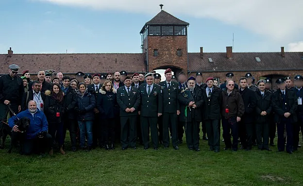 חברי משלחת צה''ל לפולין, בראשות הרמטכ''ל
